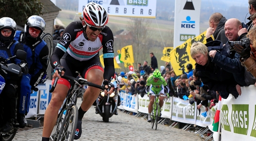 Il momento in cui Fabian Cancellara stacca Peter Sagan in cima al Paterberg e vola a vincere il Giro delle Fiandre © Bettiniphoto