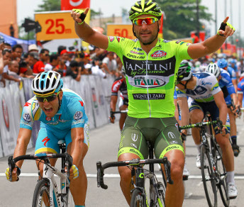 Francesco Chicchi batte in volata Andrea Guardini nella quarta tappa del Tour de Langkawi © ltdl.com.my