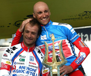 2010: con il tridente che spetta al vincitore della Tirreno-Adriatico, Stefano consola Scarponi, 2° © Bettiniphoto