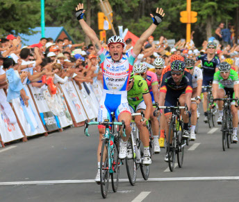 L'urlo liberatorio di Mattia Gavazzi che batte Peter Sagan nell'ultima tappa del Tour de San Luis © Bettiniphoto