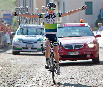 Arrivo solitario a Sarnonico per Shara Gillow, che si aggiudica la frazione conclusiva del Giro del Trentino © Fotomedia