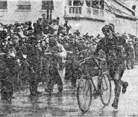 François Faber chiude vittorioso il Tour de France 1909 in maglia Alcyon © www.bikeraceinfo.com