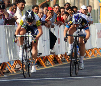 Chloe Hosking batte allo sprint Gracie Elvin nella prima tappa del Ladies Tour of Qatar © Twitter