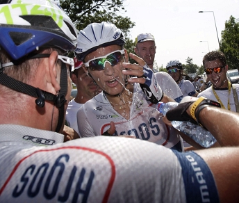 Doccia artigianale per Marcel Kittel dopo la vittoria di Tours, terza al Tour © Bettiniphoto