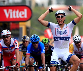 Marcel Kittel, vincitore a Bastia della prima tappa del Tour de France. A sinistra il battuto, Alexander Kristoff © Bettiniphoto