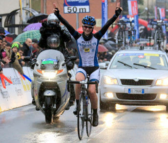 Elisa Longo Borghini vince per distacco sotto la pioggia del Trofeo Binda di Cittiglio © Bettiniphoto