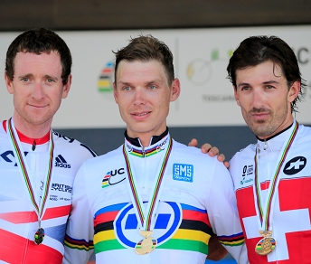 Tony Martin è il Campione del Mondo a cronometro, accanto a lui Wiggins secondo e Cancellara terzo © Bettiniphoto