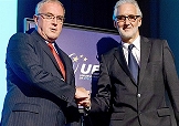 Passaggio di consegne tra Pat McQuaid e Brian Cookson alla presidenza UCI © i.telegraph.co.uk