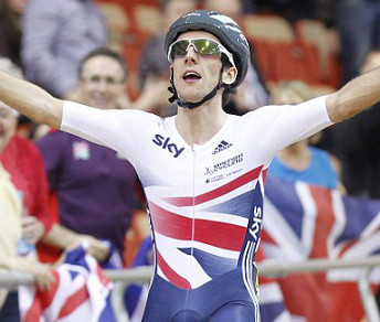Il britannico Simon Yates conquista l'oro nella Corsa a punti © AP