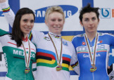 Giorgia Bronzini sul podio della Corsa a Punti con l'iridata Jarmila Machacová e Sofia Arreola © Bettiniphoto