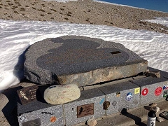 La stele in memoria di Tommy Simpson, abbattuta dal vento sul Mont Ventoux