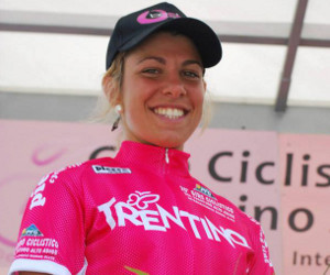 Al Giro del Trentino trascina la Be Pink alla vittoria nella cronosquadre e veste la maglia fucsia © Ambrogio Rizzi