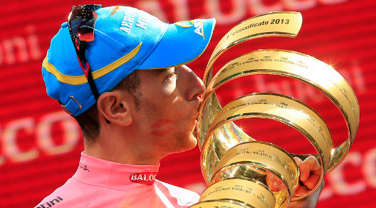 Vincenzo Nibali bacia il Trofeo Senza Fine. Il Giro d'Italia è suo © Bettiniphoto
