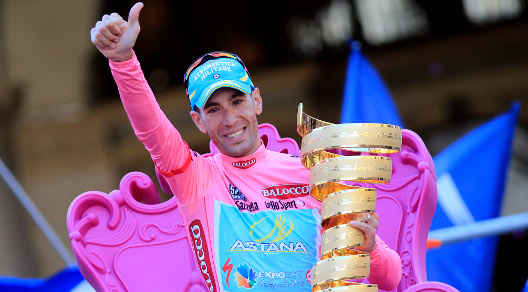 Vincenzo Nibali con il Trofeo Senza Fine sul trono del Giro d'Italia © Bettiniphoto