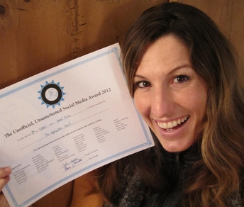 Amber Pierce con il certificato della Social Media Jersey © ProWomensCycling.com