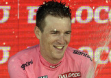 Salvatore Puccio in maglia rosa sul podio di Forio © skysports.com