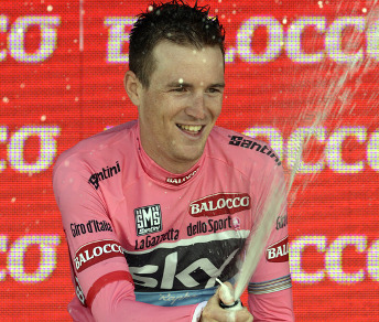Salvatore Puccio in maglia rosa sul podio di Forio © skysports.com