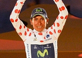 Nairo Quintana festeggia a Parigi la conquista della maglia a pois di migliore scalatore del Tour de France