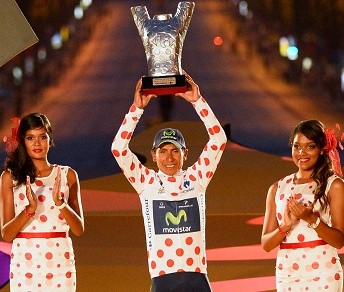 Nairo Quintana festeggia a Parigi la conquista della maglia a pois di migliore scalatore del Tour de France