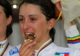 Rossella Ratto morde il bronzo conquistato al Mondiale di Firenze © Bettiniphoto