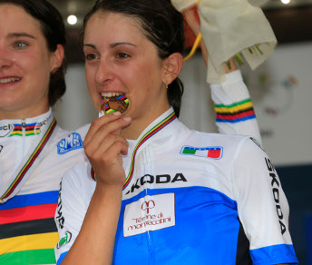 Rossella Ratto morde il bronzo conquistato al Mondiale di Firenze © Bettiniphoto