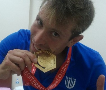 Nicola Ruffoni morde la medaglia d'oro conquistata ai Giochi del Mediterraneo © giornaledibrescia.it