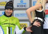 Peter Sagan sul podio del Giro delle Fiandre ruba la scena ad un trionfante Fabian Cancellara, testando le doti della miss... © nieuwsblad.be