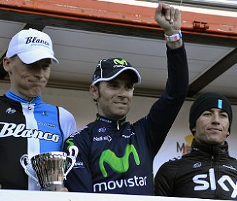 Alejandro Valverde sul podio del Trofeo Deià con Henao e Gesink © Movistarteam.com