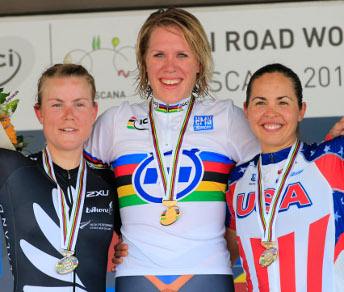 Il podio della cronometro femminile: Ellen Van Dijk tra Linda Villumsen (a sinistra) e Carmen Small (a destra) © Bettiniphoto