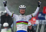 Marianne Vos regola Ellen Van Dijk e vince la Ronde Van Drenthe, prima prova di Coppa del Mondo © Kris Clayé
