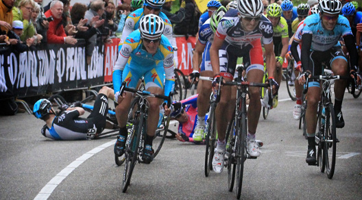 Cauberg, Amstel Gold Race 2012: mentre Gasparotto (in primo piano) si avvia verso la vittoria, Damiano Cunego finisce a terra © teamlampremerida.com