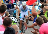 Fabio Aru sommerso dall'affetto del pubblico sul Monte Grappa © Bettiniphoto