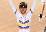 Edwin Ávila sventola la bandiera colombiana dopo aver vinto il Mondiale della Corsa a punti © Ufficio stampa Mondiali di Cali