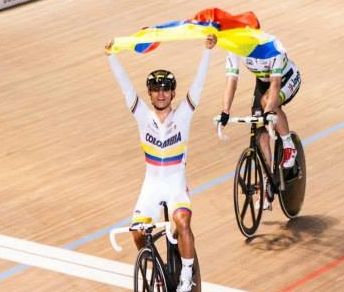 Edwin Ávila sventola la bandiera colombiana dopo aver vinto il Mondiale della Corsa a punti © Ufficio stampa Mondiali di Cali