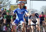 La rabbiosa esultanza di Nacer Bouhanni a Mantes-la-Jolie © letour.fr