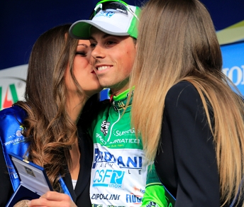 Marco Canola tra la maglia verde e i baci delle miss alla Tirreno-Adriatico © Bettiniphoto
