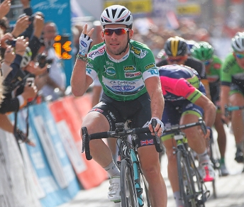 Mark Cavendish vince la terza, Maxi Richeze non riesce neanche a uscirgli di ruota © Bettiniphoto