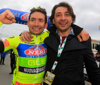 Angelo Citracca abbraccia Simone Ponzi, vincitore del GP Costa degli Etruschi © Bettiniphoto
