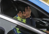 Alberto Contador in lacrime subito dopo il ritiro © AP