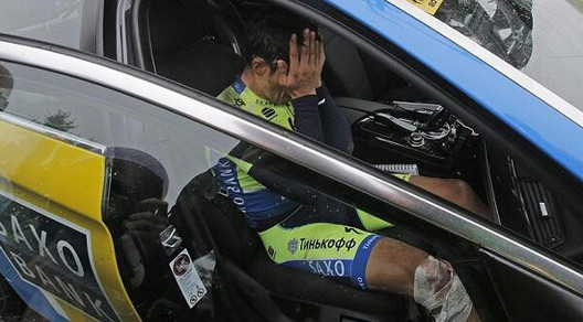 Alberto Contador in lacrime subito dopo il ritiro © AP