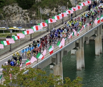 Uno spettacolare passaggio del Giro d'Italia 2014 © Bettiniphoto