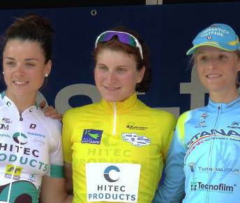 Elisa Longo Borghini con Audrey Cordon (a sinistra) e Doris Schweizer (a destra) sul podio del Tour de Bretagne © Sezny le Fourn