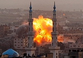 Un'immagine dei bombardamenti di Gaza da parte di Israele © www.siyasethane.com