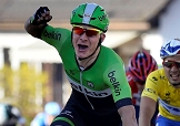 Moreno Hofland precede John Degenkolb e Nacer Bouhanni nella seconda tappa della Parigi-Nizza © Bettiniphoto