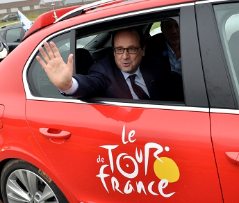 Il presidente francese François Hollande ospite in ammiraglia del Tour de France © Bettiniphoto