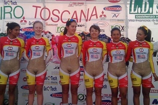 La formazione colombiana della IDRD col discusso "nude look" sfoggiato al Giro di Toscana