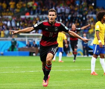 Miro Klose esulta per il secondo dei 7 gol con cui la Germania ha sommerso il Brasile © www.olimpiazzurra.com
