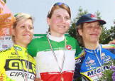 Elisa Longo Borghini sul podio tra Elena Berlato e Vittoria Bussi © Ufficio Stampa Alé-Cipollini-Galassia