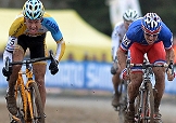 Il momento in cui Tom Meeusen sta per superare allo sprint Francis Mourey a Nommay © Sport.be-Belga