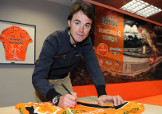 Samuel Sánchez autografa la maglia Euskaltel. A quando la firma di un contratto? © ibanmayoblog.blogspot.com